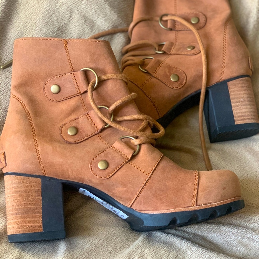 SOREL 
ADDINGTON WATERPROOF LACE-UP BOOTIE